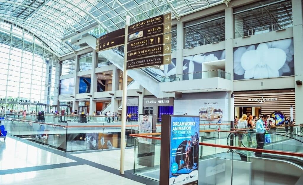 intérieur d'un centre commercial avec un écran