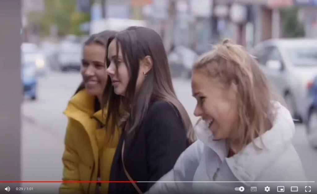 jeunes filles s'amusant devant un écran