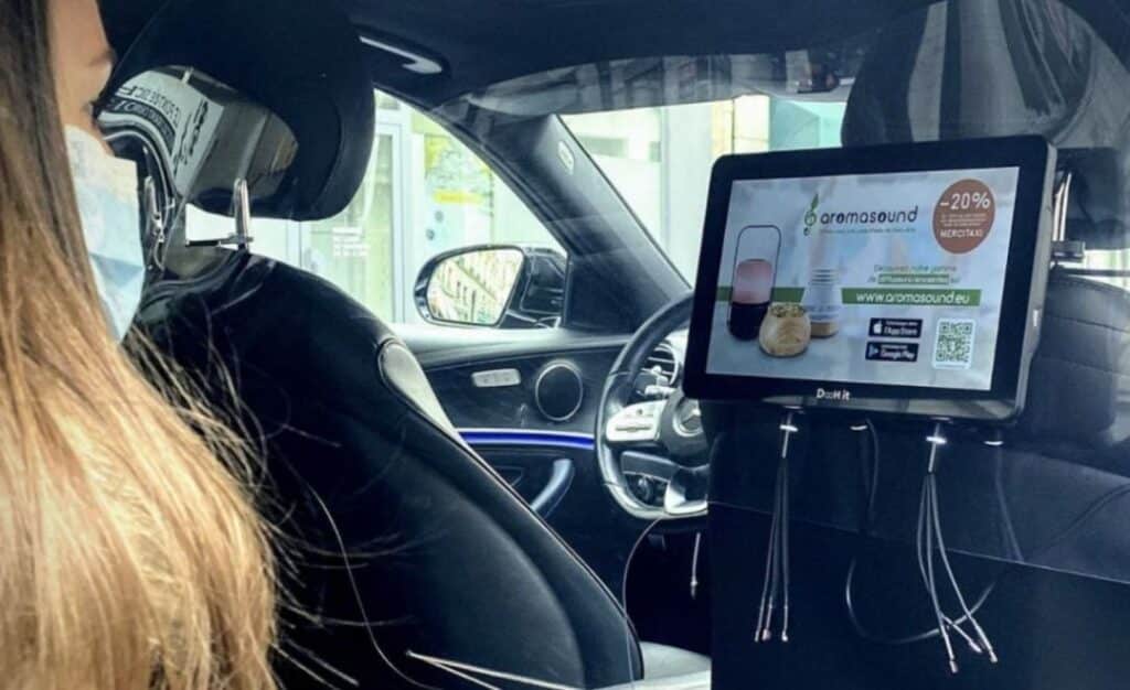 Ecran installé sur le siège passager d'un taxi