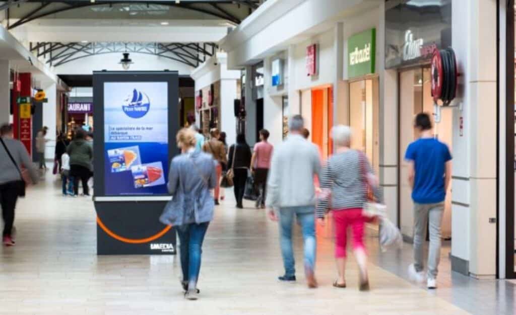 Ecran numérique dans une allée de centre commercial